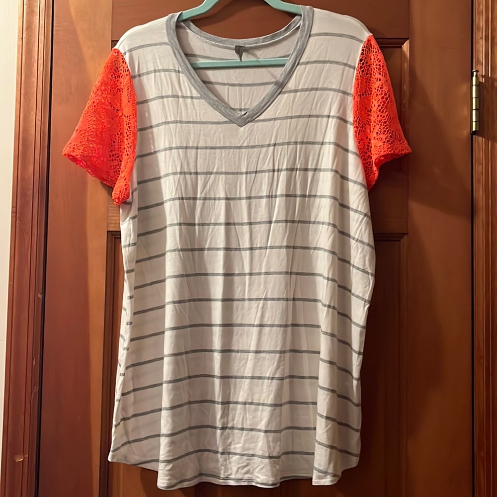 EUC Honeyme Curvy Top